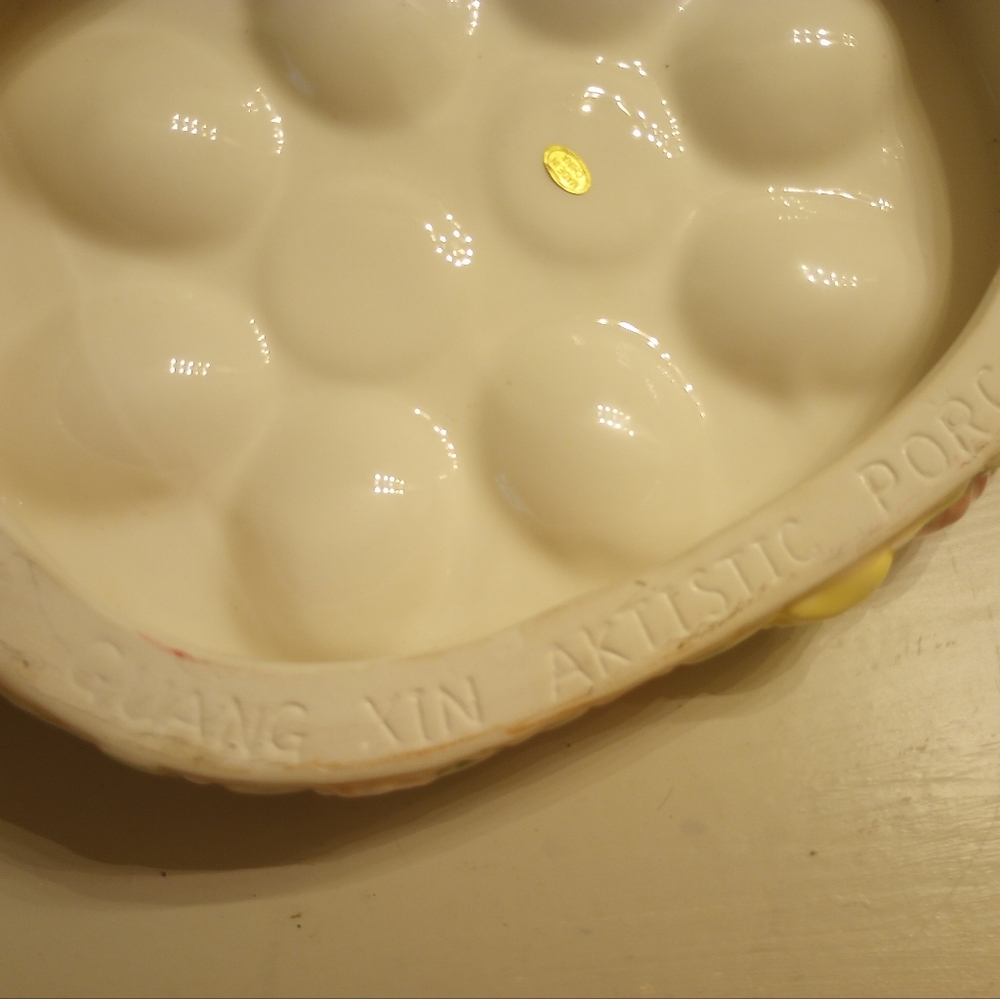 Ceramic Easter Egg Display Plate and matching salt and pepper shakers - Picture 9 of 11